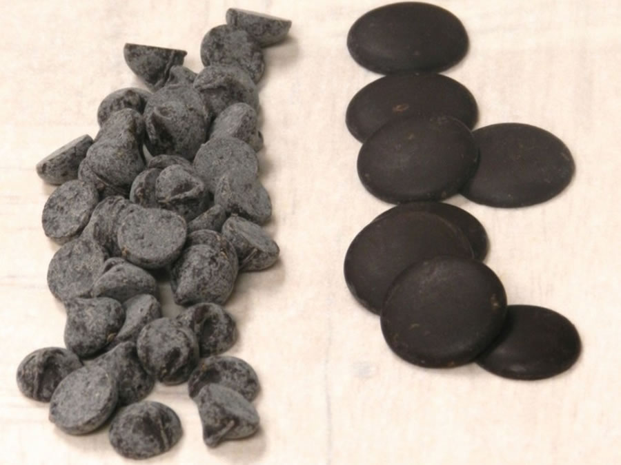 Bloomed chocolate chips and in-temper chocolate disks