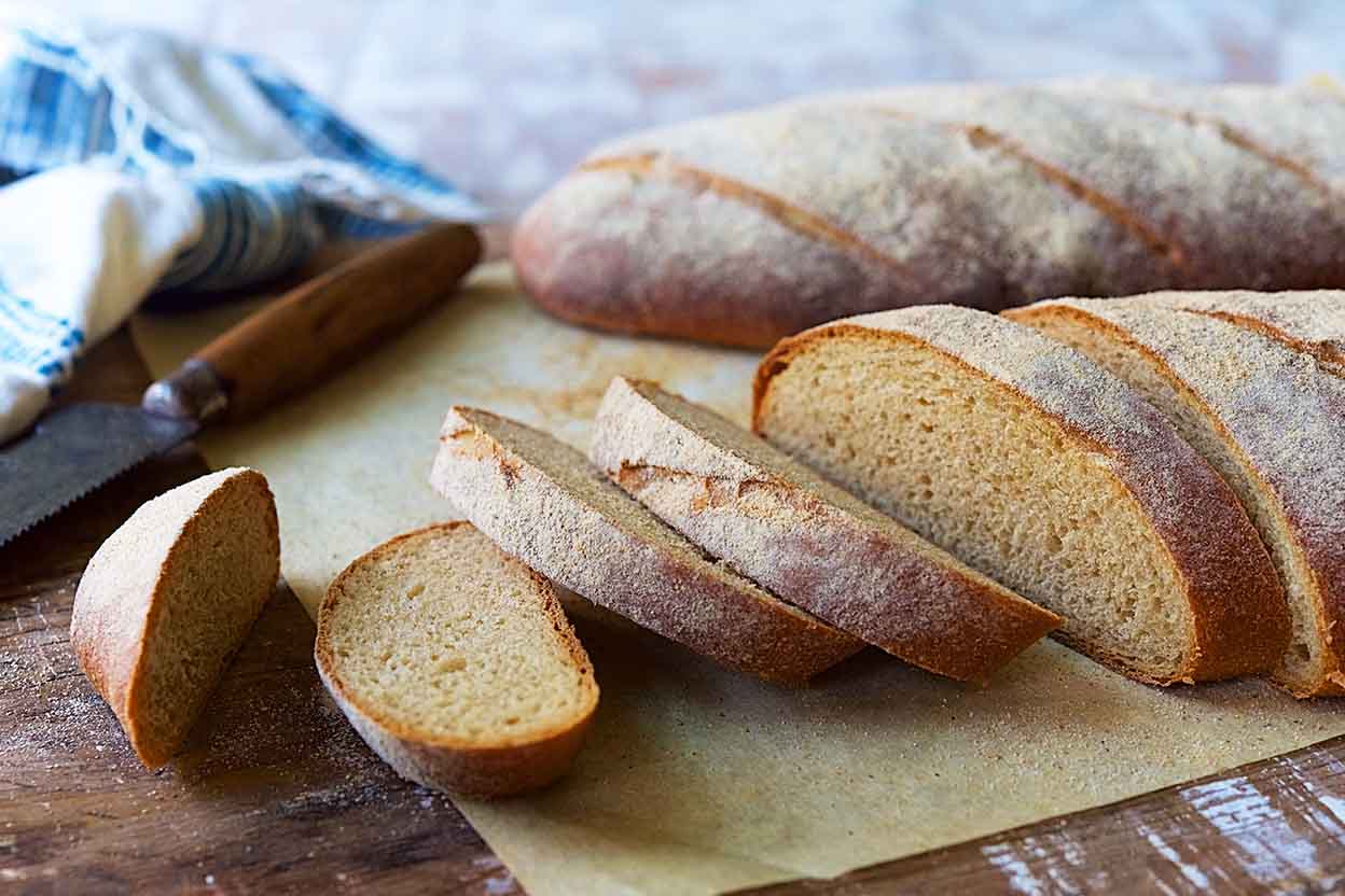 Хлеб из цельнозерновой муки простой рецепт. Хлеб пшеничный цельнозерновой. Ржаной батон. Хлеб из цельнозерновой муки на закваске. Батон цельнозерновой.