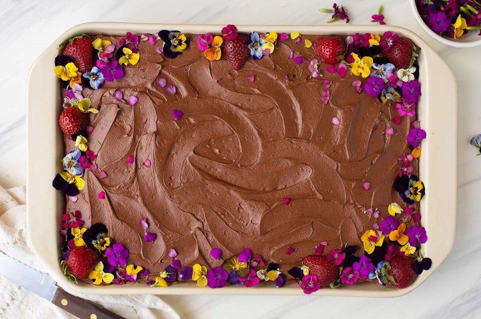 Decorating Cakes With Edible Flowers