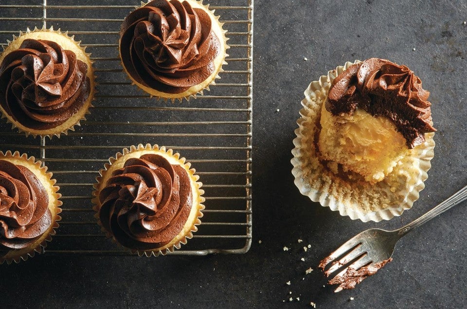 Nordic Ware Creme-Filled Cupcake Pan (6 cakes)