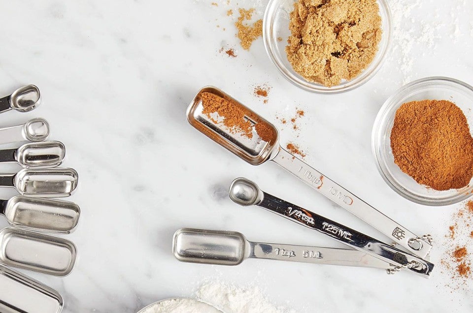 Sets of measuring spoons used to measuring cinnamon