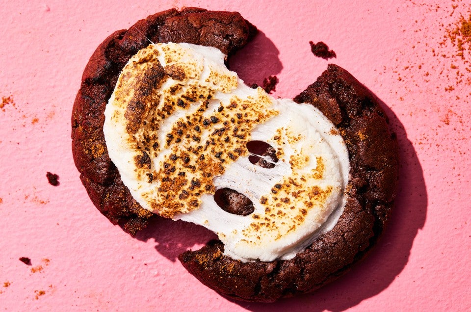 Spiced Hot Cocoa Cookies with Marshmallow Middles - select to zoom