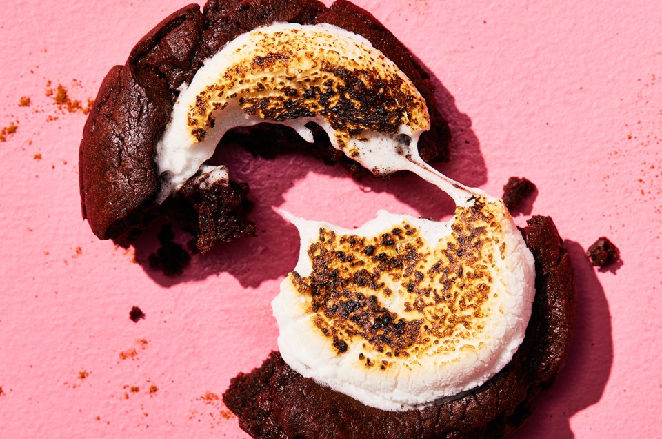 Spiced Hot Cocoa Cookies with Marshmallow Middles - select to zoom