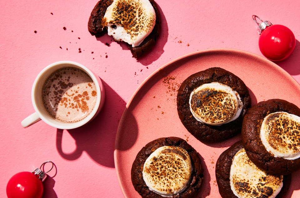 Spiced Hot Cocoa Cookies with Marshmallow Middles - select to zoom