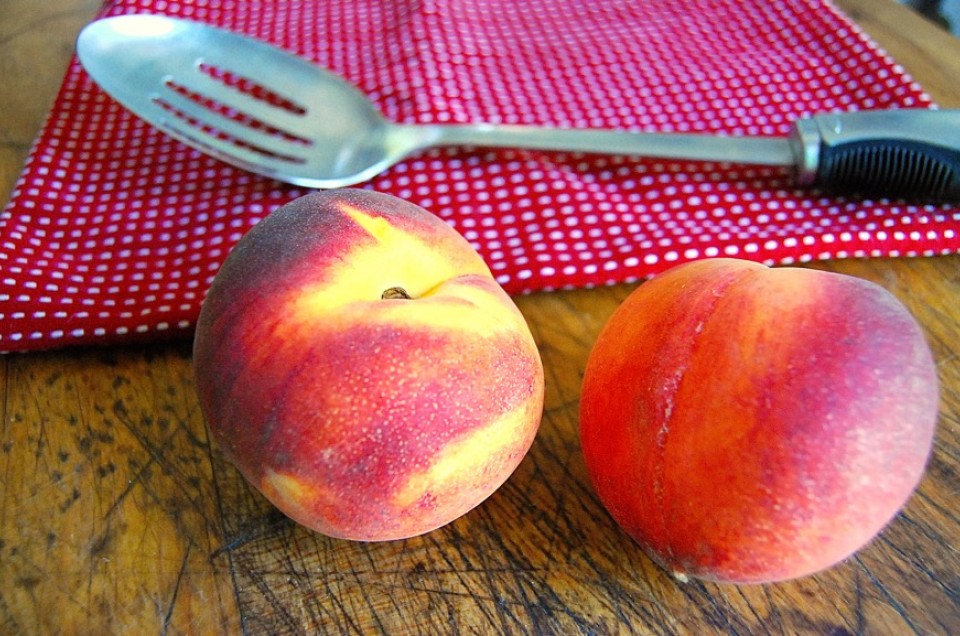 How to peel a peach without a knife via @kingarthurflour
