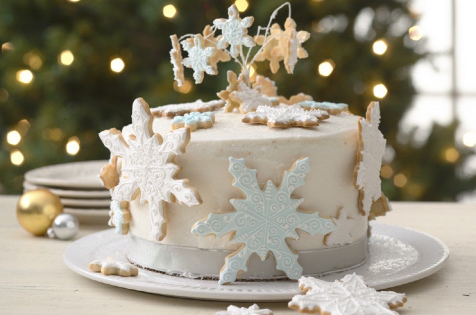 How to decorate a snowflake cake