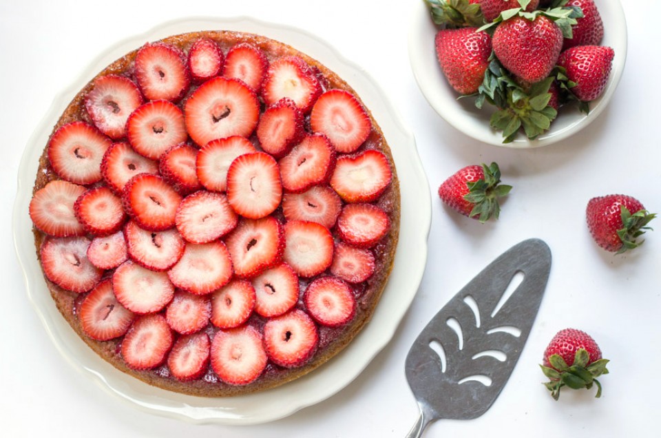 Strawberry Almond Flour Cake via @kingarthurflour