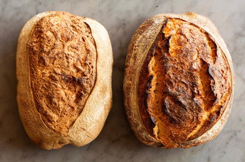 Bread with dull crust on the left, next to bread with well-steamed crust on the right