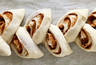 A cinnamon roll log shaped like an epi de ble