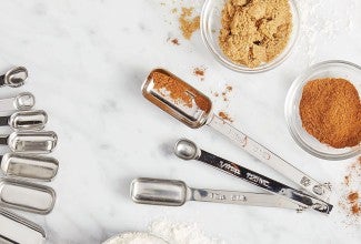 Sets of measuring spoons used to measuring cinnamon