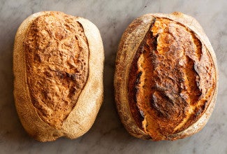 Bread with dull crust on the left, next to bread with well-steamed crust on the right