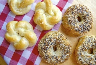 Everything bagels and garlic knots via @kingarthurflour