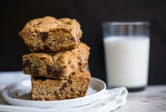 How to make cookie bars via @kingarthurflour