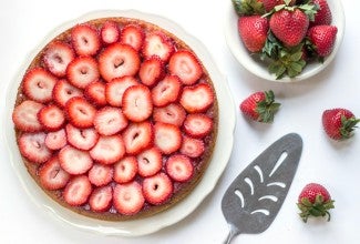 Strawberry Almond Flour Cake via @kingarthurflour