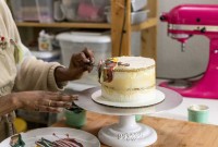 Decorating a cake with painting technique