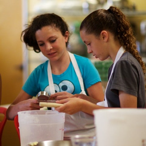 Kids in a baking class - select to zoom