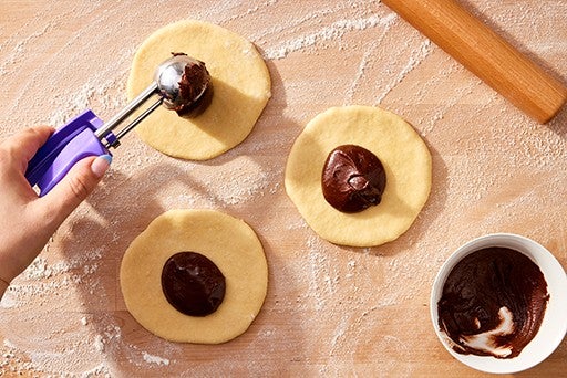 Sweetheart Pull-Apart Chocolate Buns – Step 9