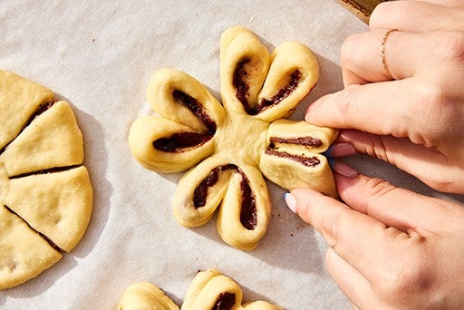 Sweetheart Pull-Apart Chocolate Buns – Step 12