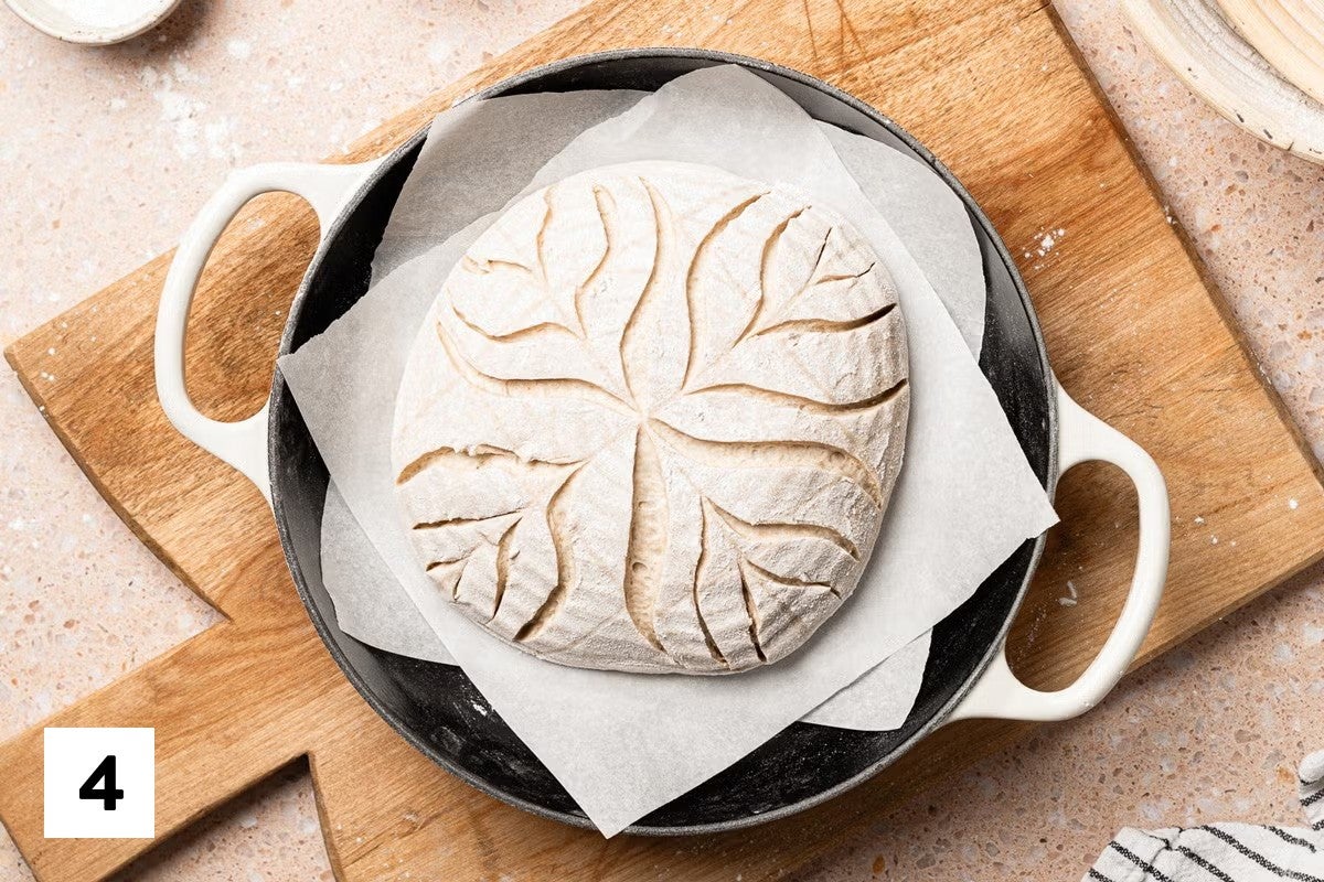 Sourdough scoring design with a mod pattern 