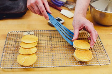 Setting pancakes onto a wire rack shingle-style