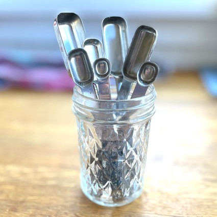Measuring spoons in a glass jar.