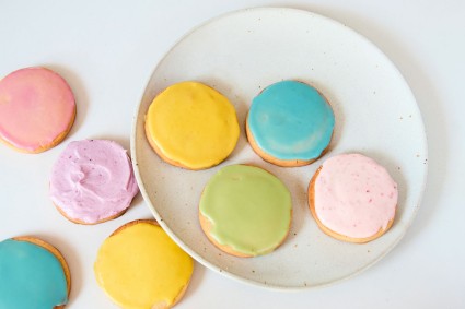 Cookies with naturally colored glazes in multiple colors