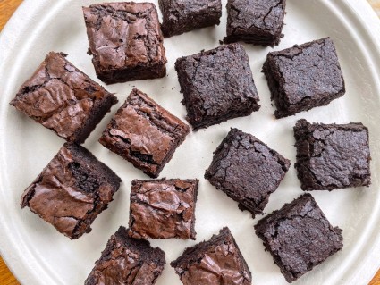 Brownie squares on a plate, half with shiny crust, half with matte crut.