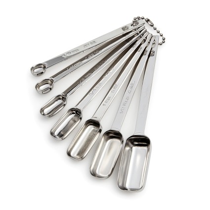 Set of linked spice measuring spoons