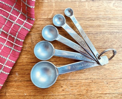 Measuring spoons connected at their ends with a metal ring.