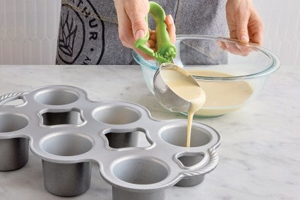 Portioning popover batter with a kitchen scoop