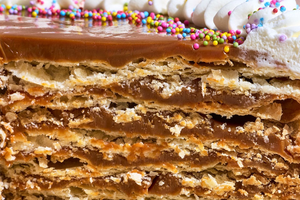 Detailed photograph of the interior of Torta Chilena showing layers of dulce de leche and crispy pastry stacked together.