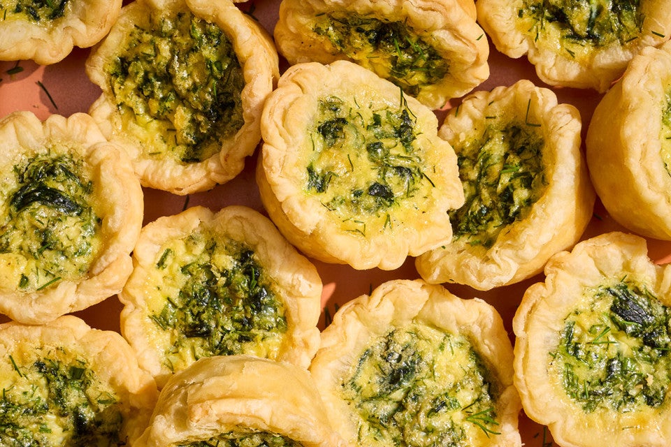Mini Quiches arranged in a pile seen from above