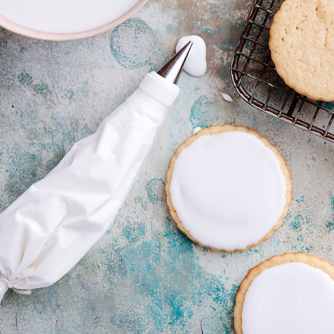 Pastry bag of icing with cookies