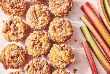 Rhubarb-Filled Streusel Muffins